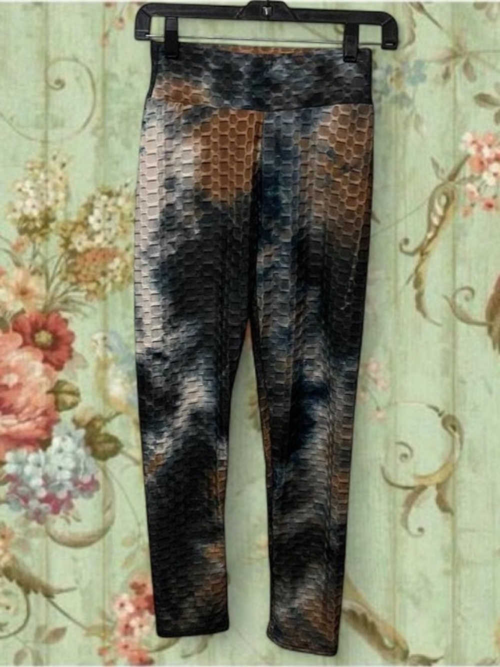 Earth Toned Textured Black and Brown Patterned Scrunch Butt Leggings